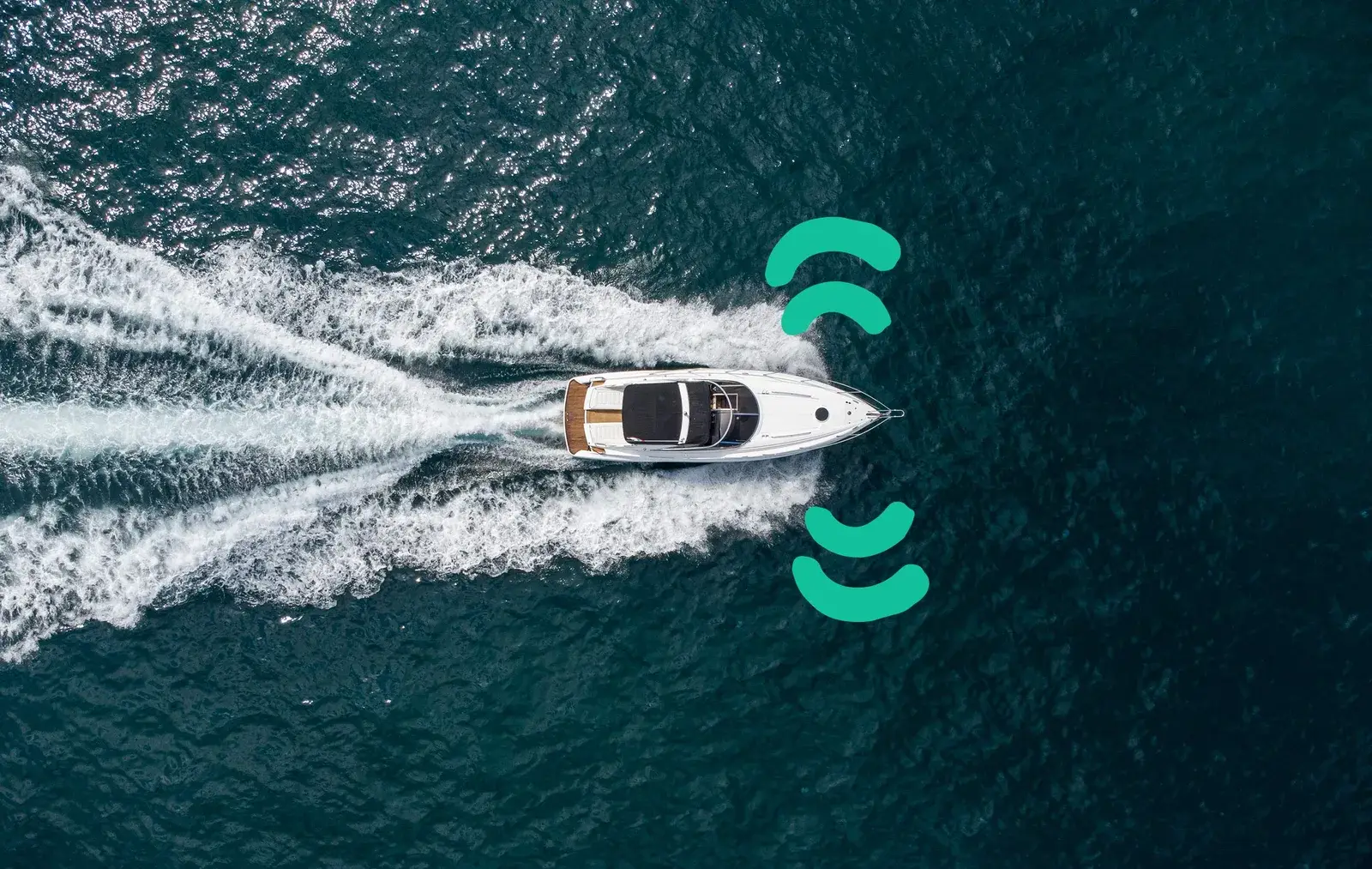 Een motorboot van boven gezien met signaalmarkeringen eromheen en een spoor erachter