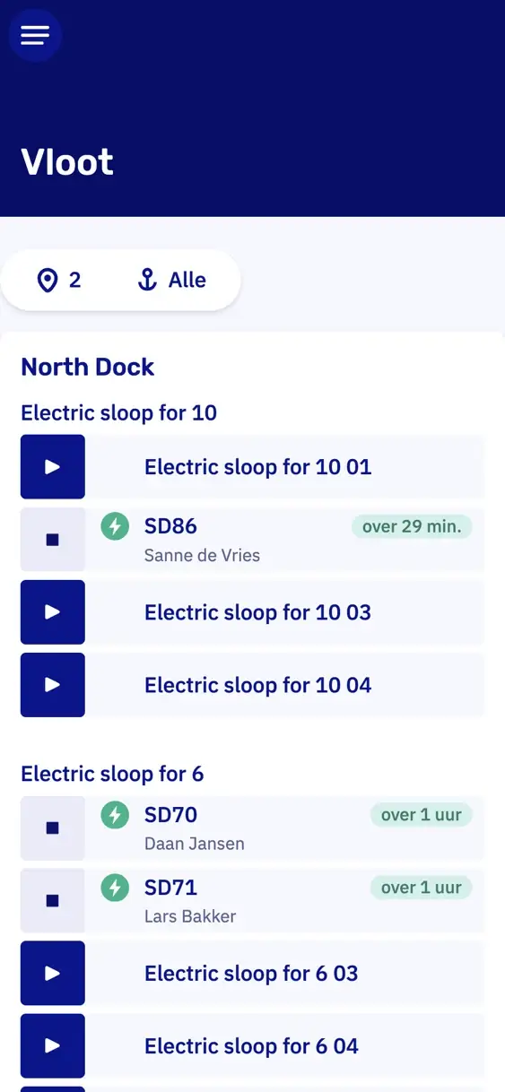 Het vlootoverzicht op een telefoon: de boten aan North Dock, drie ervan onderweg met de naam van de huurder en wanneer ze terug moeten zijn